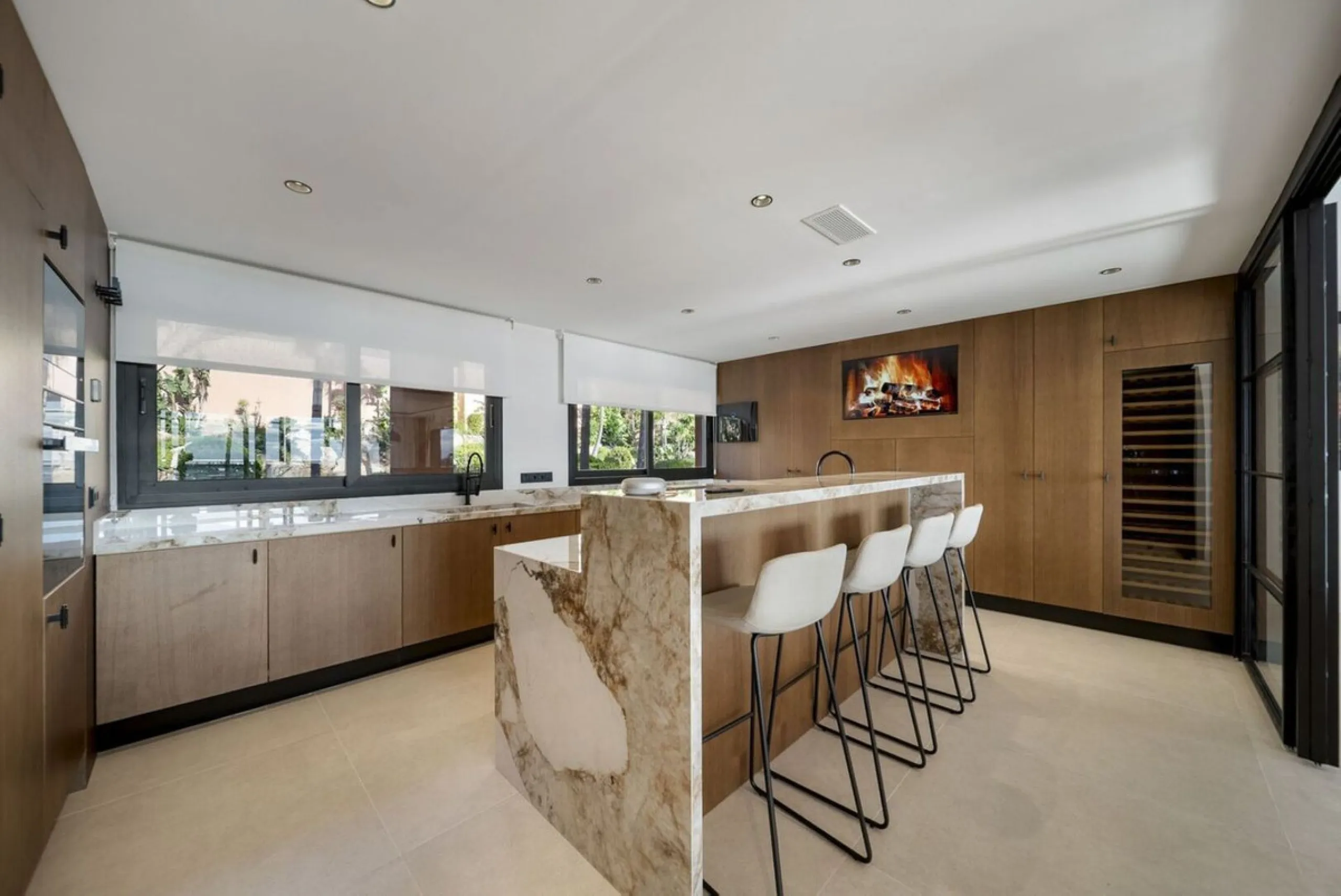 Bathed in sunlight and boasting stunning Mediterranean vistas, this south-facing luxury apartment in Magna Marbella represents the pinnacle of contemporary living in the esteemed Golf Valley of Nueva Andalucía.