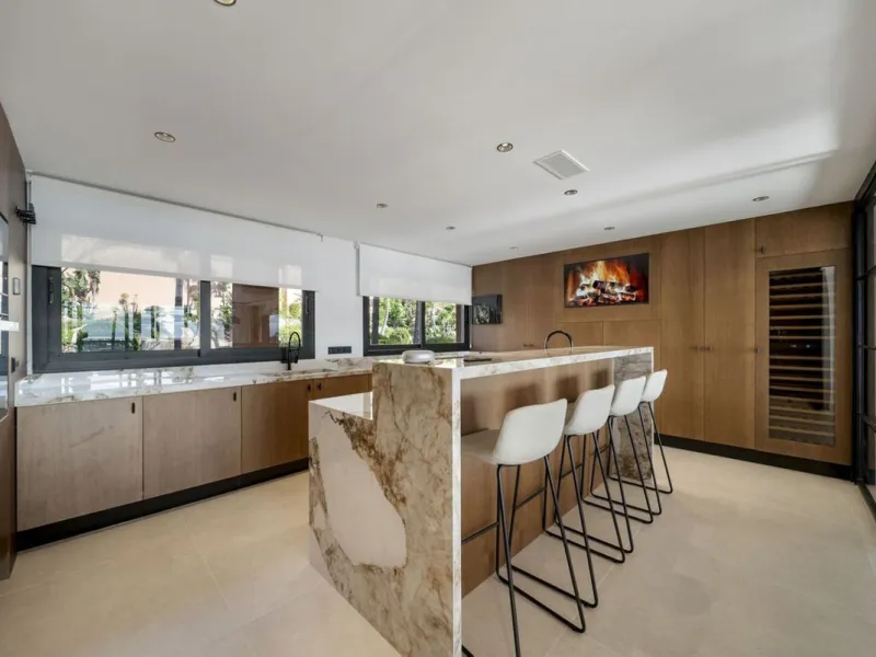 Bathed in sunlight and boasting stunning Mediterranean vistas, this south-facing luxury apartment in Magna Marbella represents the pinnacle of contemporary living in the esteemed Golf Valley of Nueva Andalucía.