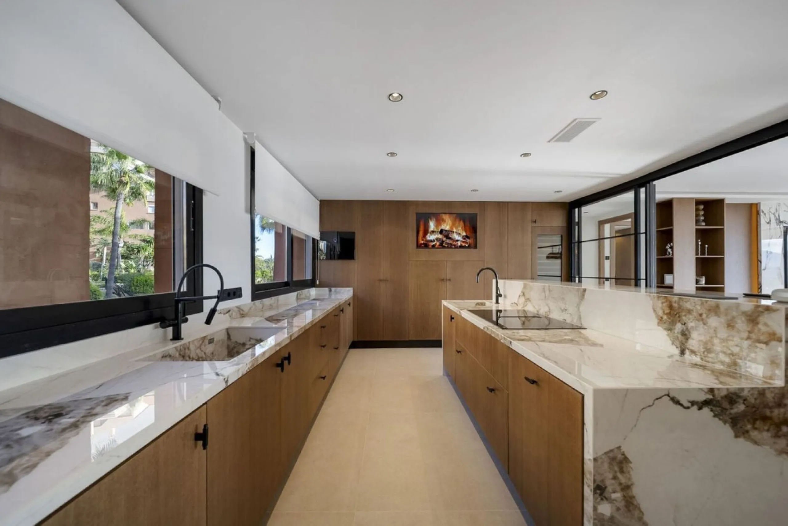 Bathed in sunlight and boasting stunning Mediterranean vistas, this south-facing luxury apartment in Magna Marbella represents the pinnacle of contemporary living in the esteemed Golf Valley of Nueva Andalucía.