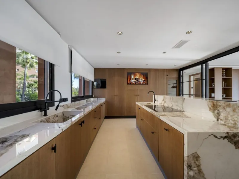 Bathed in sunlight and boasting stunning Mediterranean vistas, this south-facing luxury apartment in Magna Marbella represents the pinnacle of contemporary living in the esteemed Golf Valley of Nueva Andalucía.