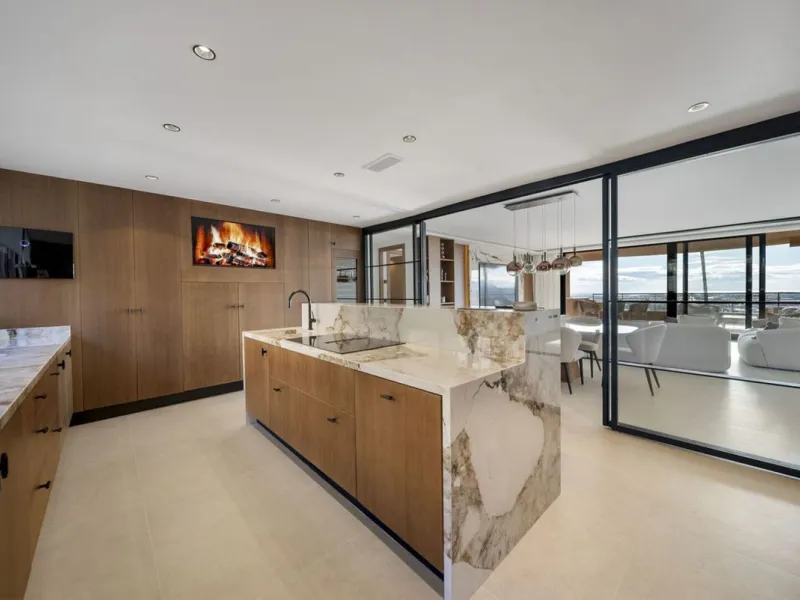 Bathed in sunlight and boasting stunning Mediterranean vistas, this south-facing luxury apartment in Magna Marbella represents the pinnacle of contemporary living in the esteemed Golf Valley of Nueva Andalucía.