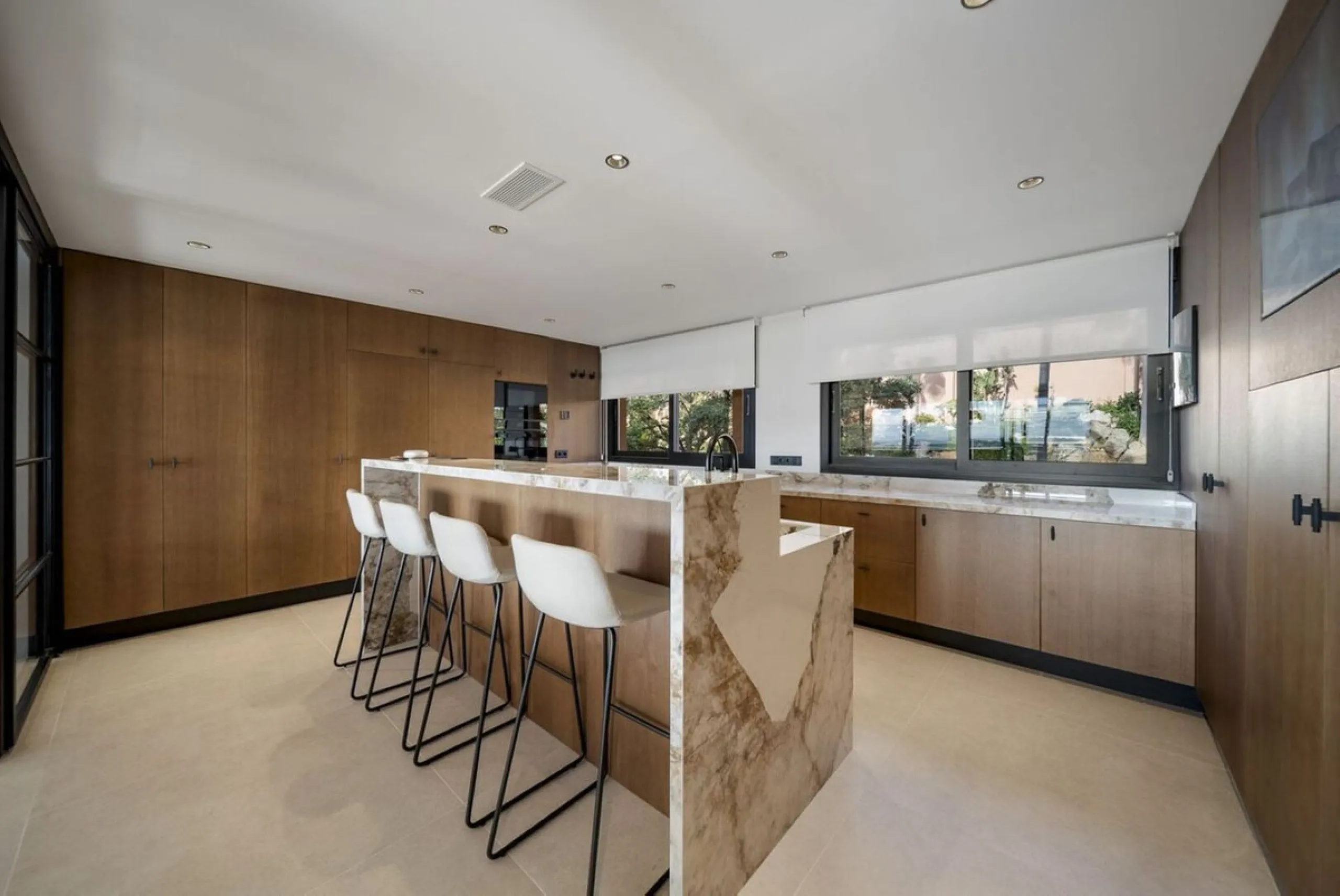 Bathed in sunlight and boasting stunning Mediterranean vistas, this south-facing luxury apartment in Magna Marbella represents the pinnacle of contemporary living in the esteemed Golf Valley of Nueva Andalucía.