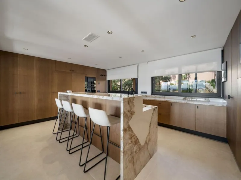 Bathed in sunlight and boasting stunning Mediterranean vistas, this south-facing luxury apartment in Magna Marbella represents the pinnacle of contemporary living in the esteemed Golf Valley of Nueva Andalucía.
