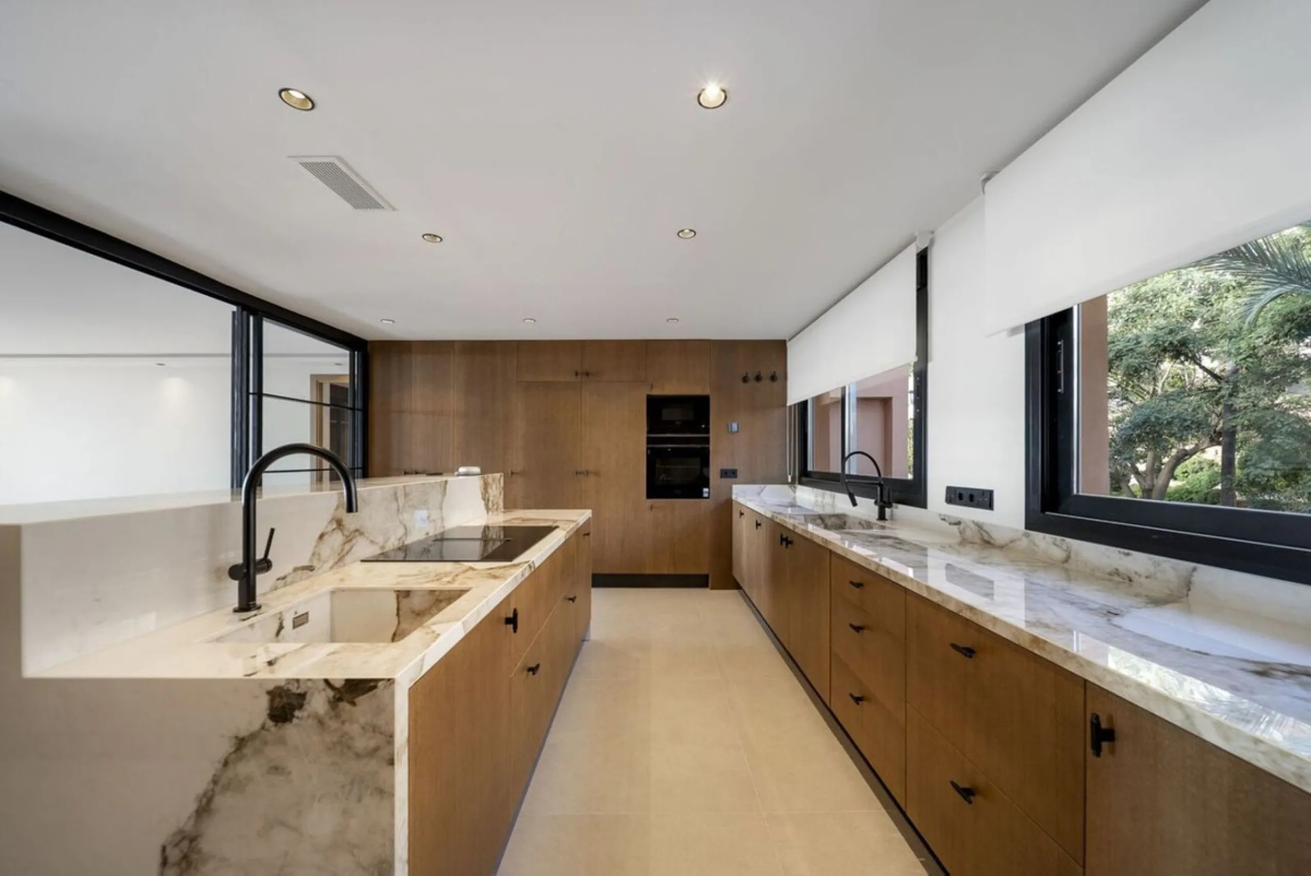 Bathed in sunlight and boasting stunning Mediterranean vistas, this south-facing luxury apartment in Magna Marbella represents the pinnacle of contemporary living in the esteemed Golf Valley of Nueva Andalucía.