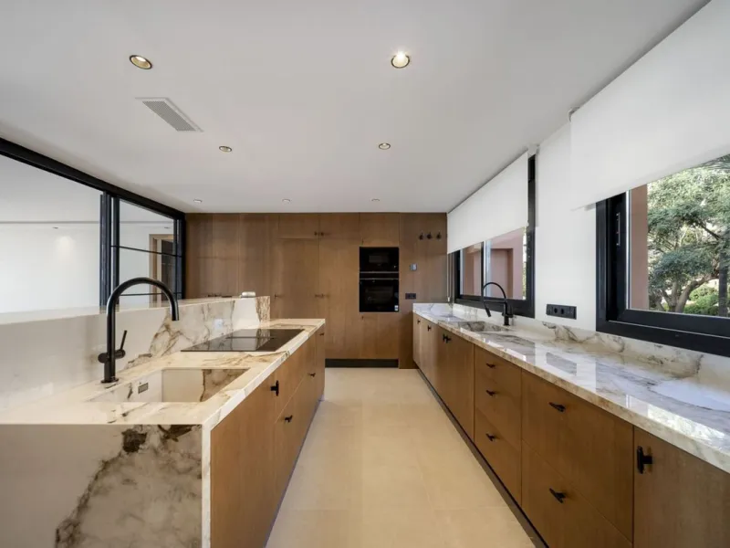 Bathed in sunlight and boasting stunning Mediterranean vistas, this south-facing luxury apartment in Magna Marbella represents the pinnacle of contemporary living in the esteemed Golf Valley of Nueva Andalucía.