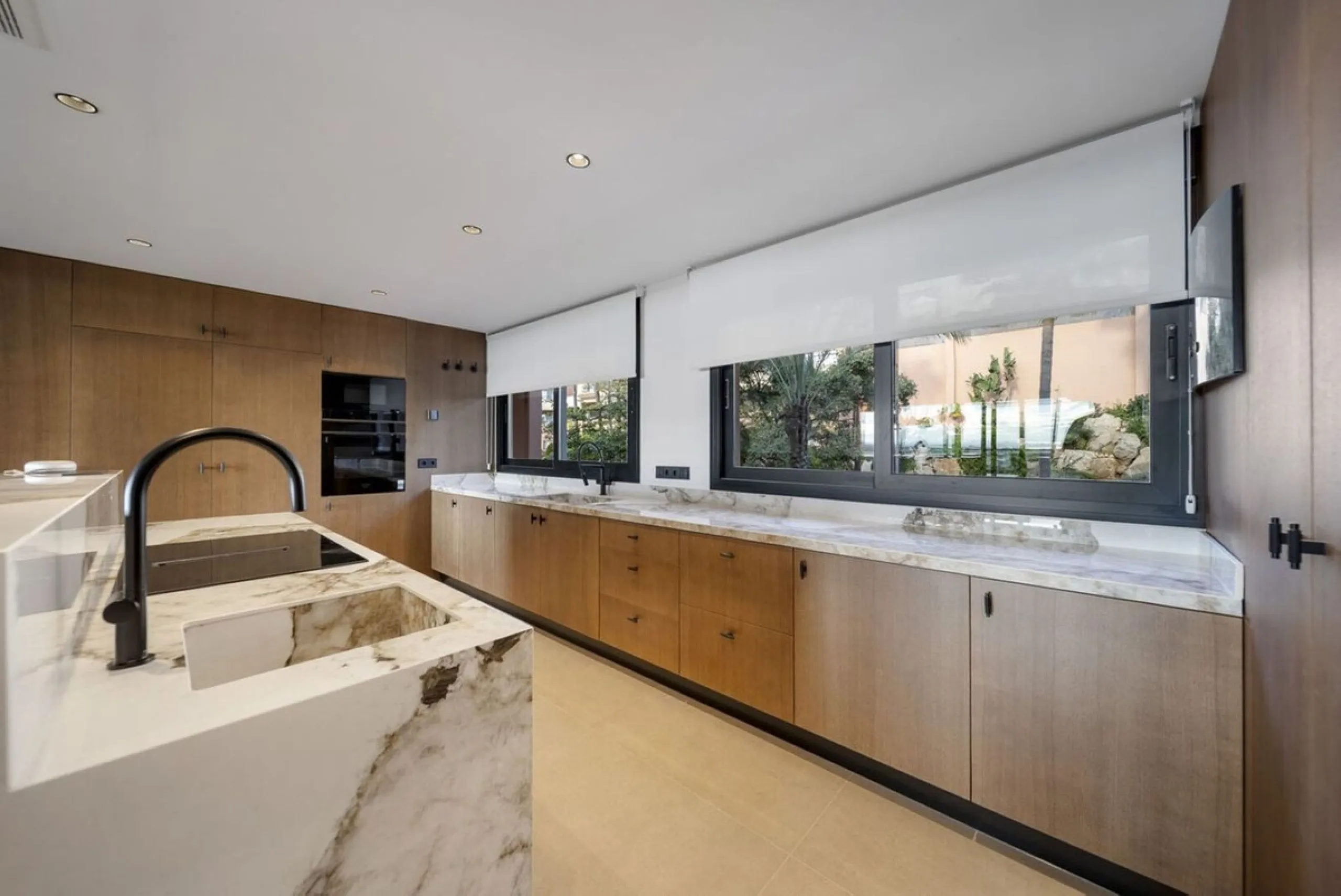 Bathed in sunlight and boasting stunning Mediterranean vistas, this south-facing luxury apartment in Magna Marbella represents the pinnacle of contemporary living in the esteemed Golf Valley of Nueva Andalucía.