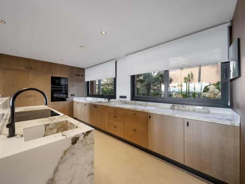 Bathed in sunlight and boasting stunning Mediterranean vistas, this south-facing luxury apartment in Magna Marbella represents the pinnacle of contemporary living in the esteemed Golf Valley of Nueva Andalucía.
