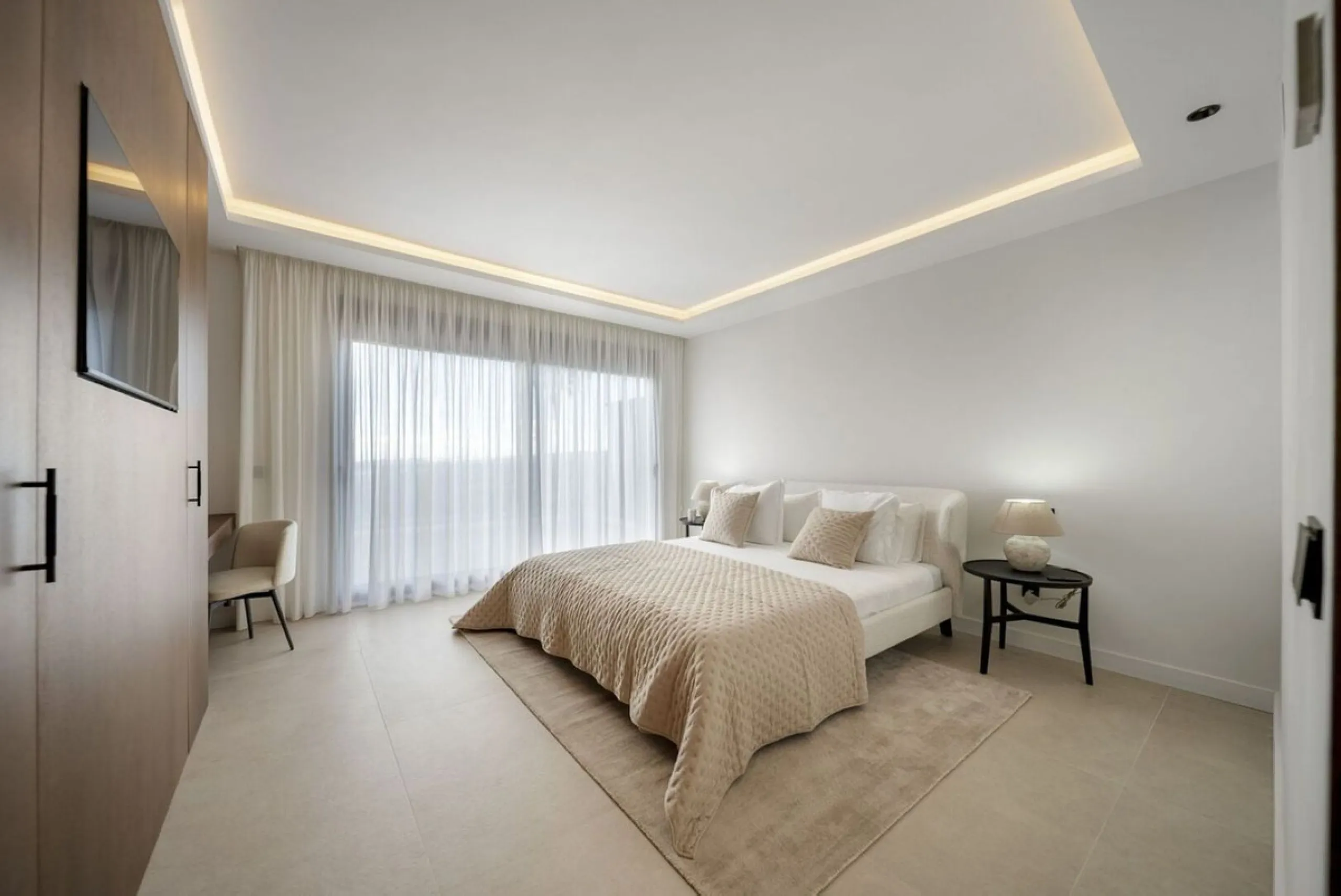 Bathed in sunlight and boasting stunning Mediterranean vistas, this south-facing luxury apartment in Magna Marbella represents the pinnacle of contemporary living in the esteemed Golf Valley of Nueva Andalucía.