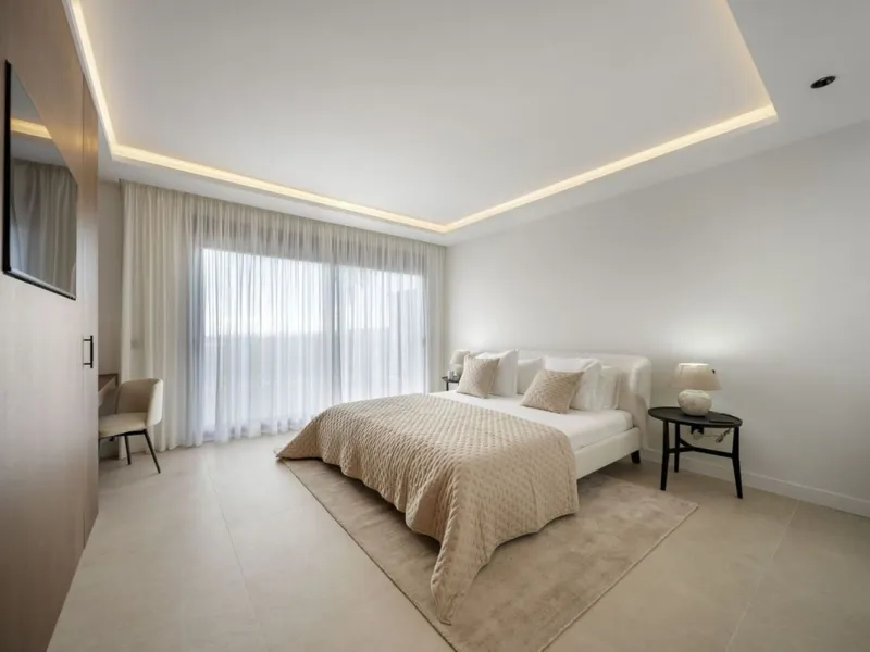 Bathed in sunlight and boasting stunning Mediterranean vistas, this south-facing luxury apartment in Magna Marbella represents the pinnacle of contemporary living in the esteemed Golf Valley of Nueva Andalucía.