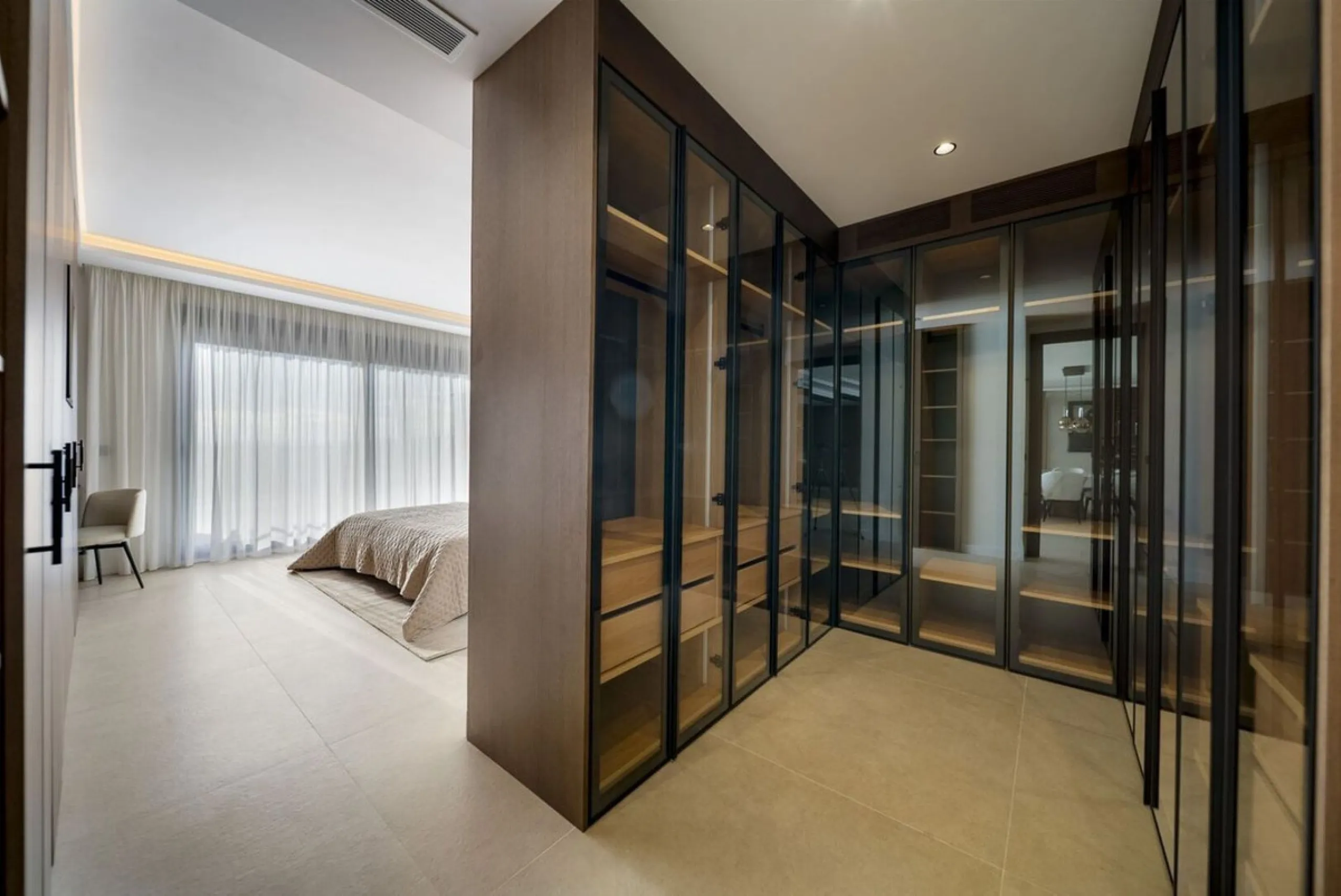 Bathed in sunlight and boasting stunning Mediterranean vistas, this south-facing luxury apartment in Magna Marbella represents the pinnacle of contemporary living in the esteemed Golf Valley of Nueva Andalucía.