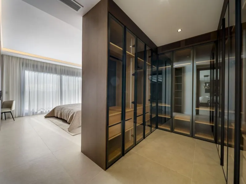 Bathed in sunlight and boasting stunning Mediterranean vistas, this south-facing luxury apartment in Magna Marbella represents the pinnacle of contemporary living in the esteemed Golf Valley of Nueva Andalucía.