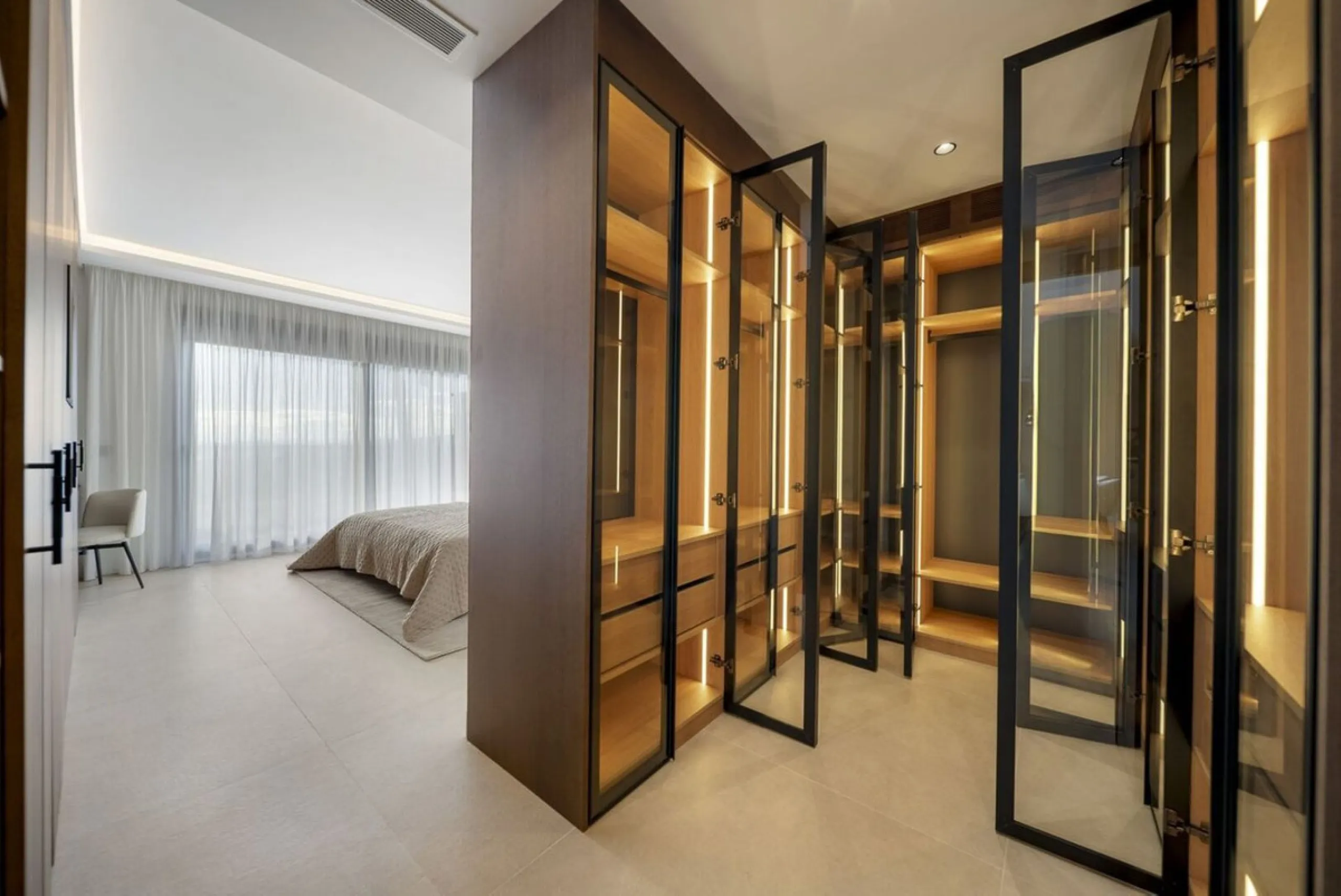 Bathed in sunlight and boasting stunning Mediterranean vistas, this south-facing luxury apartment in Magna Marbella represents the pinnacle of contemporary living in the esteemed Golf Valley of Nueva Andalucía.