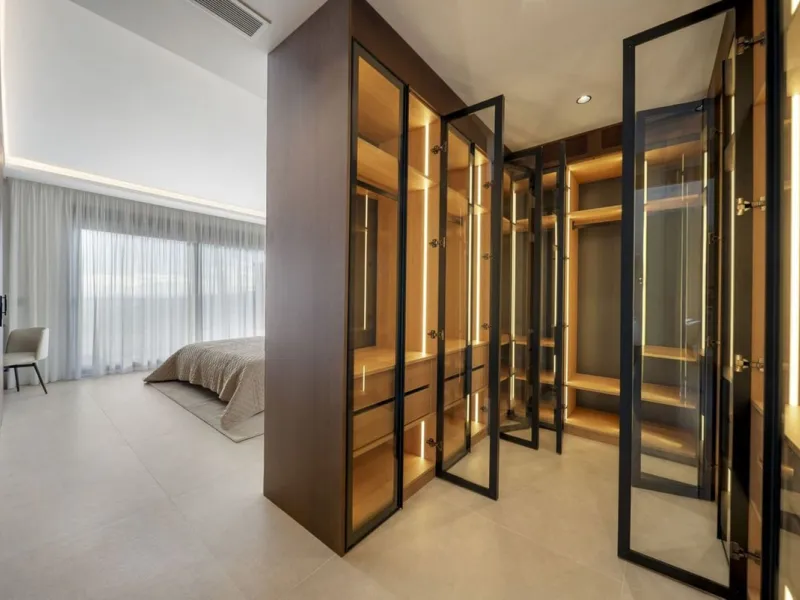 Bathed in sunlight and boasting stunning Mediterranean vistas, this south-facing luxury apartment in Magna Marbella represents the pinnacle of contemporary living in the esteemed Golf Valley of Nueva Andalucía.