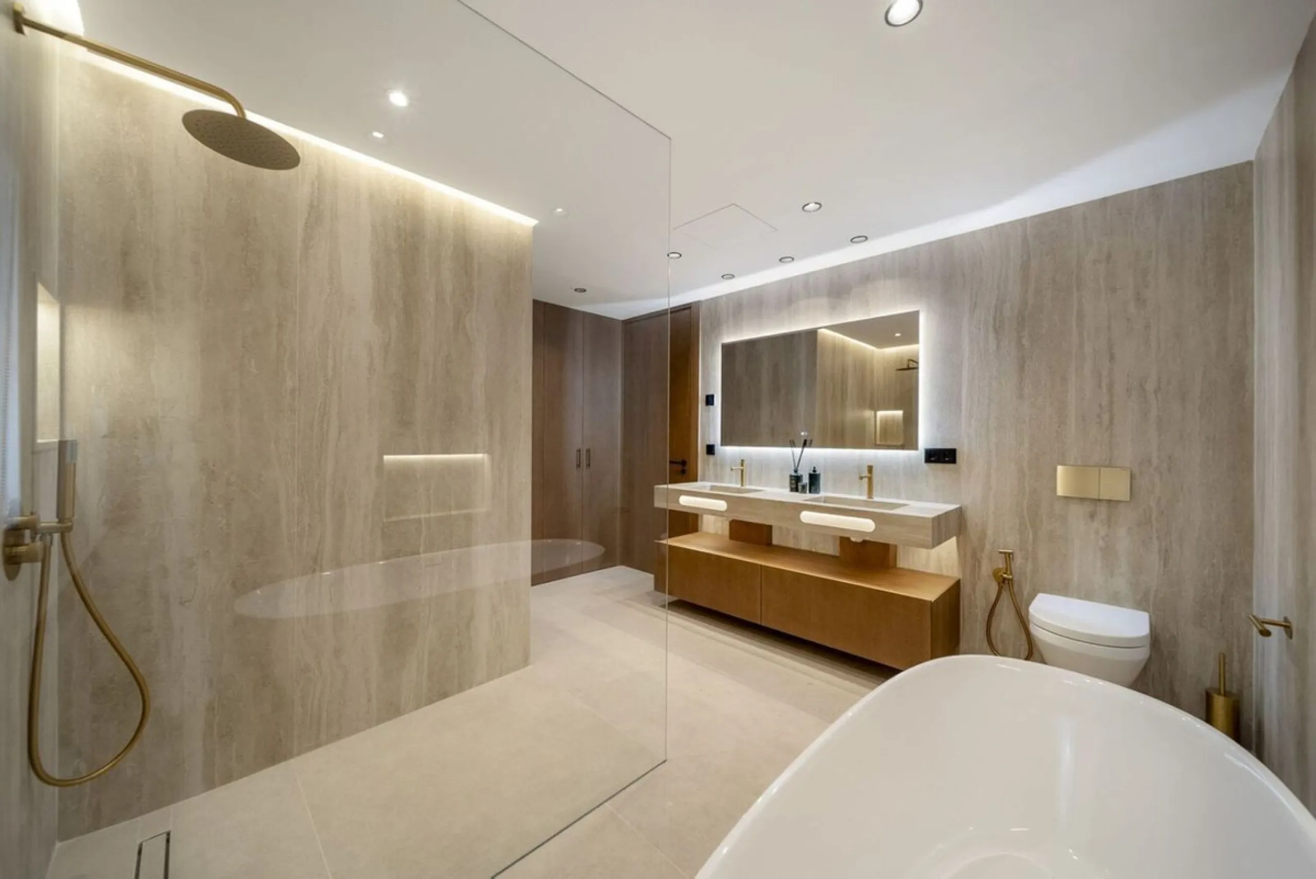 Bathed in sunlight and boasting stunning Mediterranean vistas, this south-facing luxury apartment in Magna Marbella represents the pinnacle of contemporary living in the esteemed Golf Valley of Nueva Andalucía.