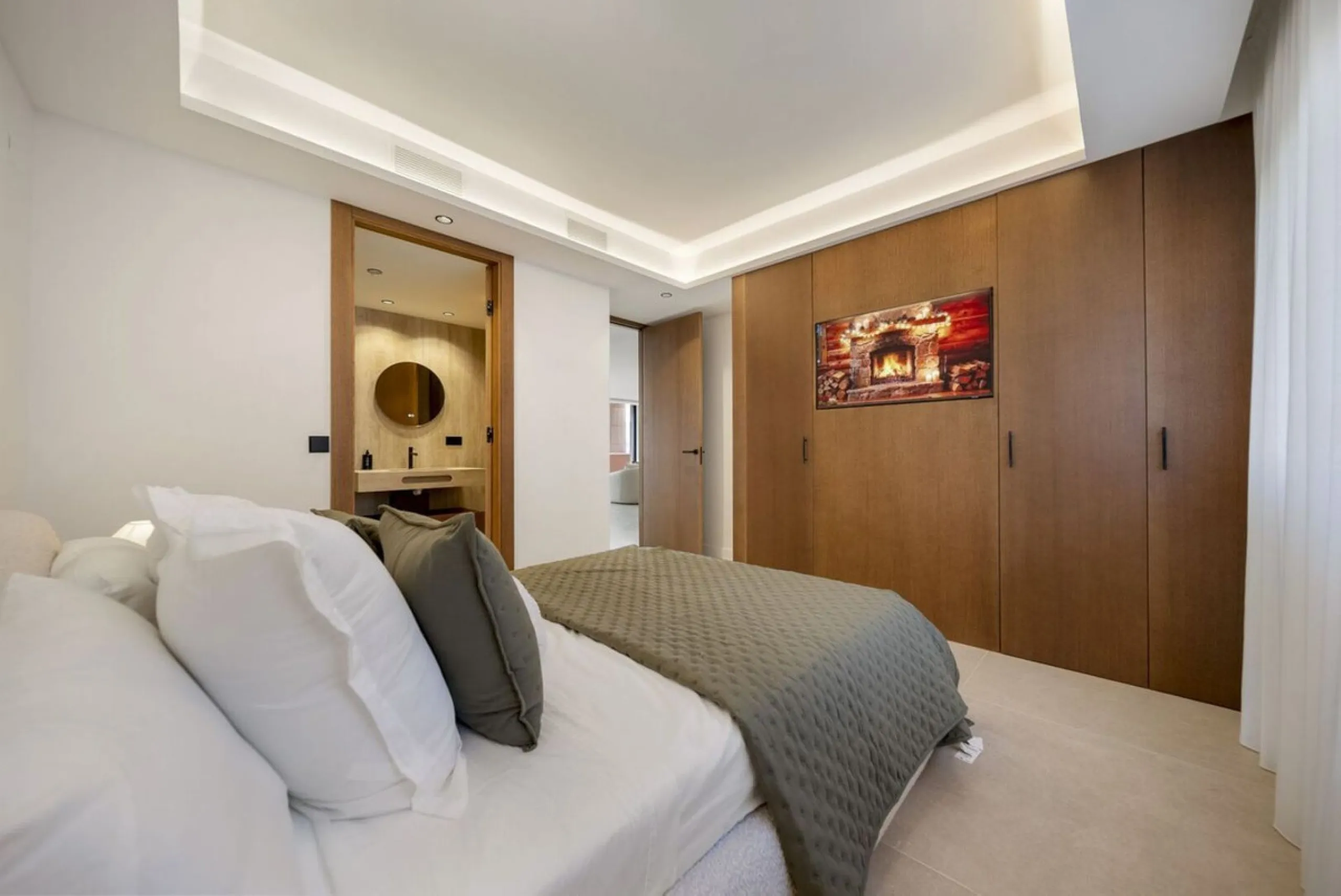 Bathed in sunlight and boasting stunning Mediterranean vistas, this south-facing luxury apartment in Magna Marbella represents the pinnacle of contemporary living in the esteemed Golf Valley of Nueva Andalucía.