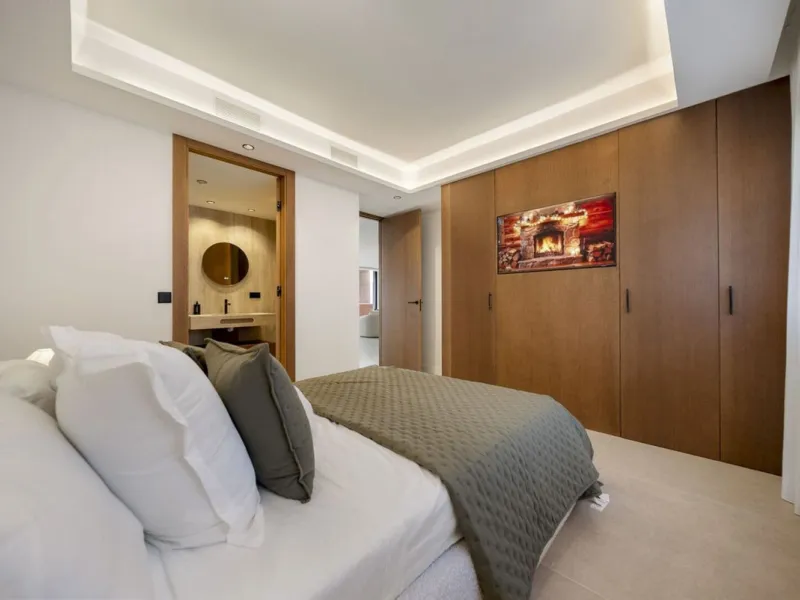 Bathed in sunlight and boasting stunning Mediterranean vistas, this south-facing luxury apartment in Magna Marbella represents the pinnacle of contemporary living in the esteemed Golf Valley of Nueva Andalucía.