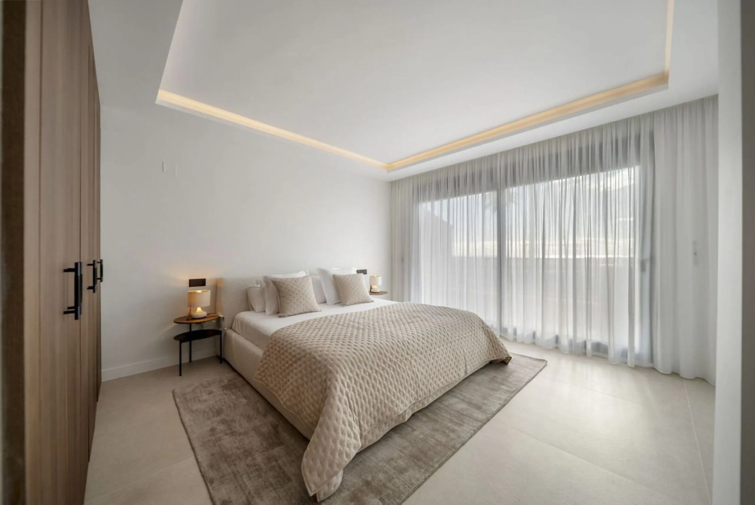 Bathed in sunlight and boasting stunning Mediterranean vistas, this south-facing luxury apartment in Magna Marbella represents the pinnacle of contemporary living in the esteemed Golf Valley of Nueva Andalucía.
