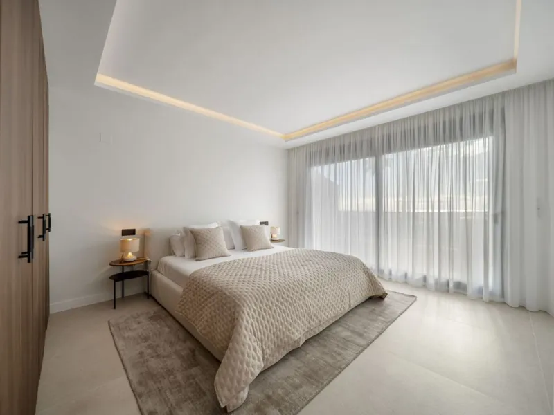 Bathed in sunlight and boasting stunning Mediterranean vistas, this south-facing luxury apartment in Magna Marbella represents the pinnacle of contemporary living in the esteemed Golf Valley of Nueva Andalucía.