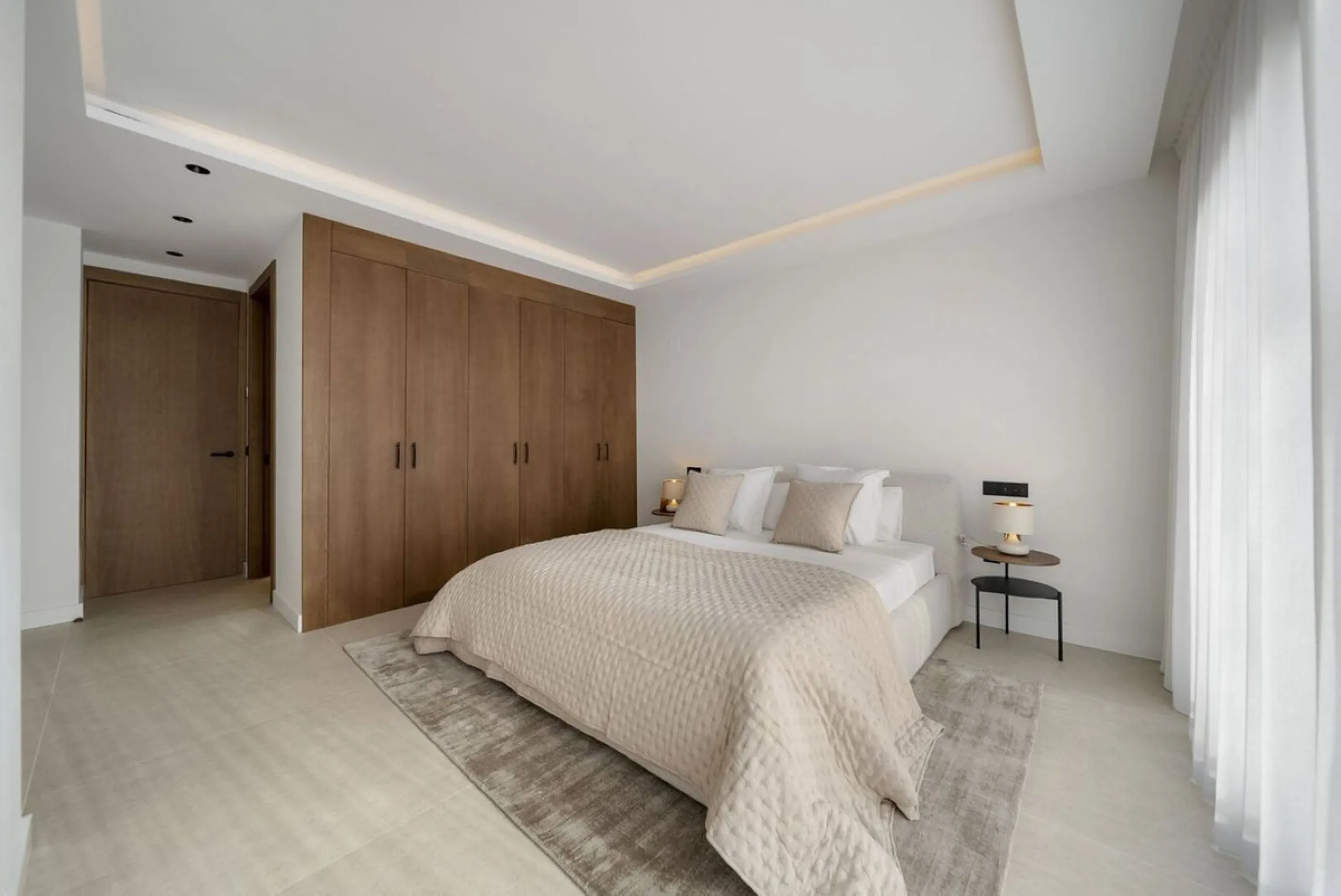 Bathed in sunlight and boasting stunning Mediterranean vistas, this south-facing luxury apartment in Magna Marbella represents the pinnacle of contemporary living in the esteemed Golf Valley of Nueva Andalucía.