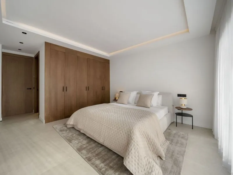Bathed in sunlight and boasting stunning Mediterranean vistas, this south-facing luxury apartment in Magna Marbella represents the pinnacle of contemporary living in the esteemed Golf Valley of Nueva Andalucía.
