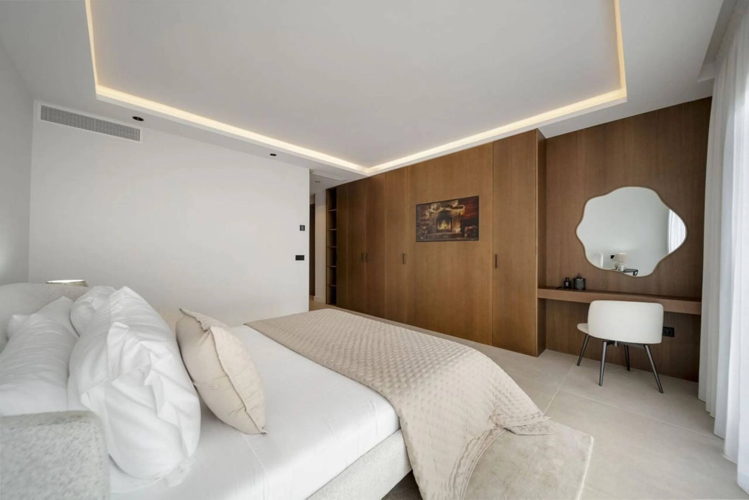 Bathed in sunlight and boasting stunning Mediterranean vistas, this south-facing luxury apartment in Magna Marbella represents the pinnacle of contemporary living in the esteemed Golf Valley of Nueva Andalucía.