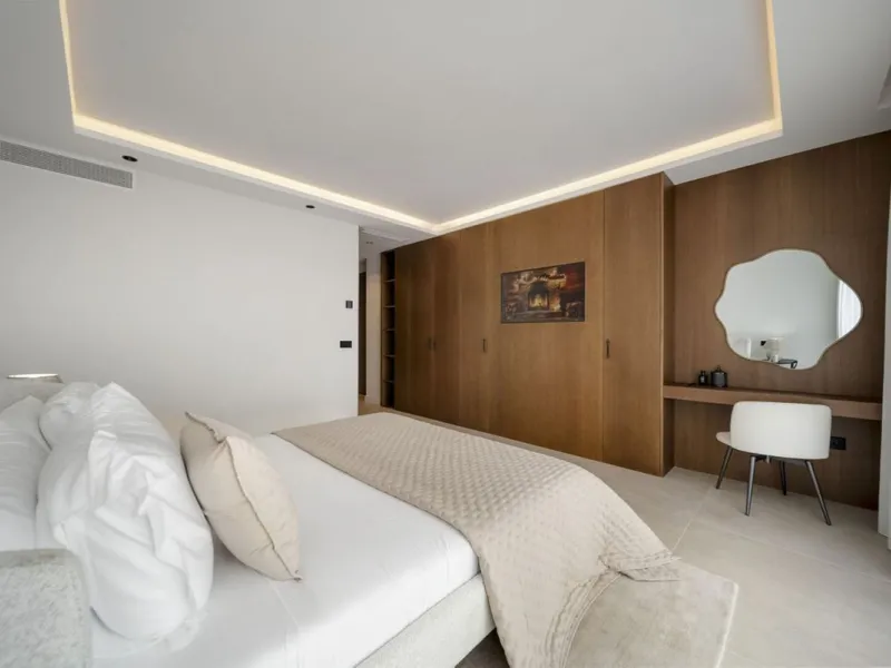 Bathed in sunlight and boasting stunning Mediterranean vistas, this south-facing luxury apartment in Magna Marbella represents the pinnacle of contemporary living in the esteemed Golf Valley of Nueva Andalucía.