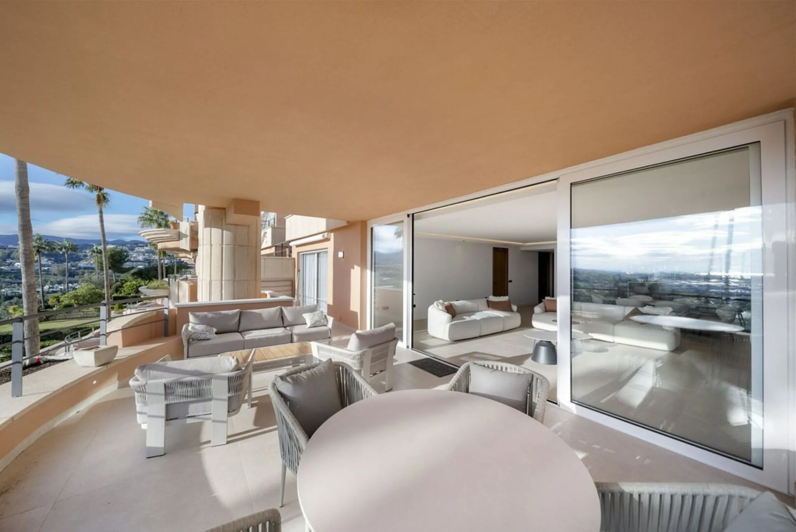 Bathed in sunlight and boasting stunning Mediterranean vistas, this south-facing luxury apartment in Magna Marbella represents the pinnacle of contemporary living in the esteemed Golf Valley of Nueva Andalucía.
