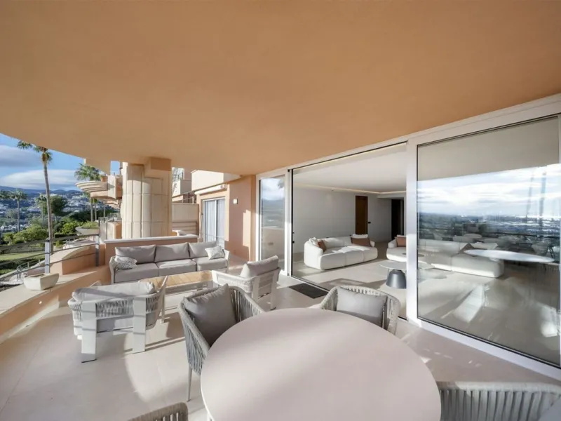 Bathed in sunlight and boasting stunning Mediterranean vistas, this south-facing luxury apartment in Magna Marbella represents the pinnacle of contemporary living in the esteemed Golf Valley of Nueva Andalucía.