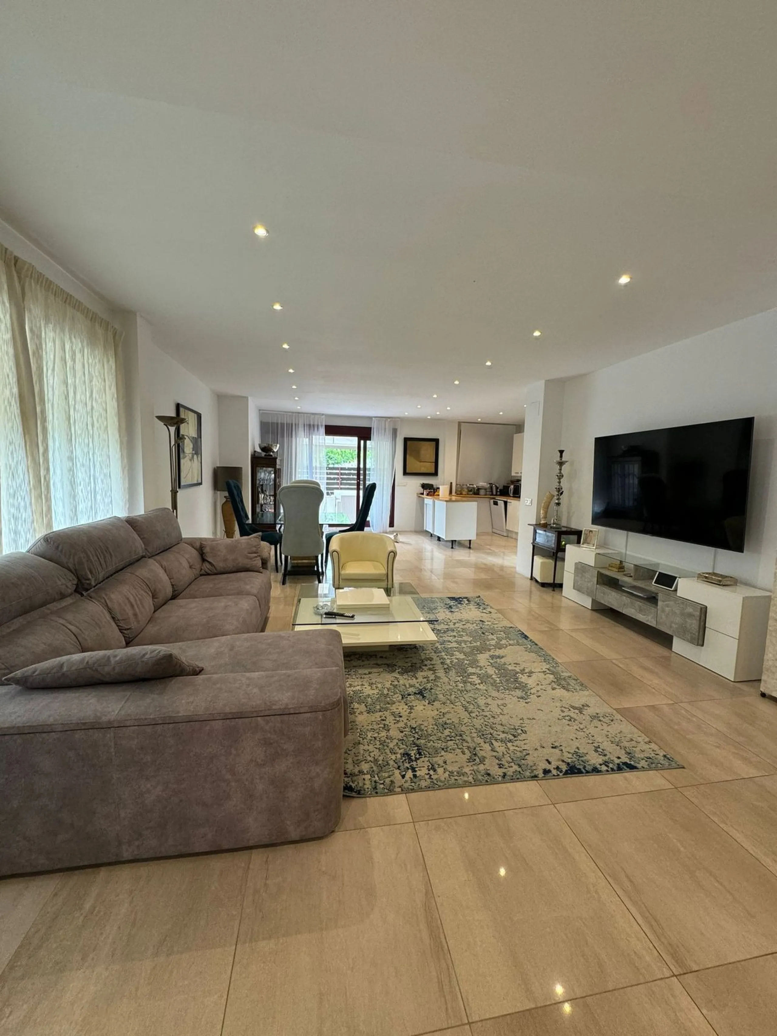 Discover this beautifully designed detached villa in the welcoming and well-appointed Parque Botánico Resort. Offering generous living spaces, private terraces, and access to outstanding community facilities, this home is perfect for those seeking both pr