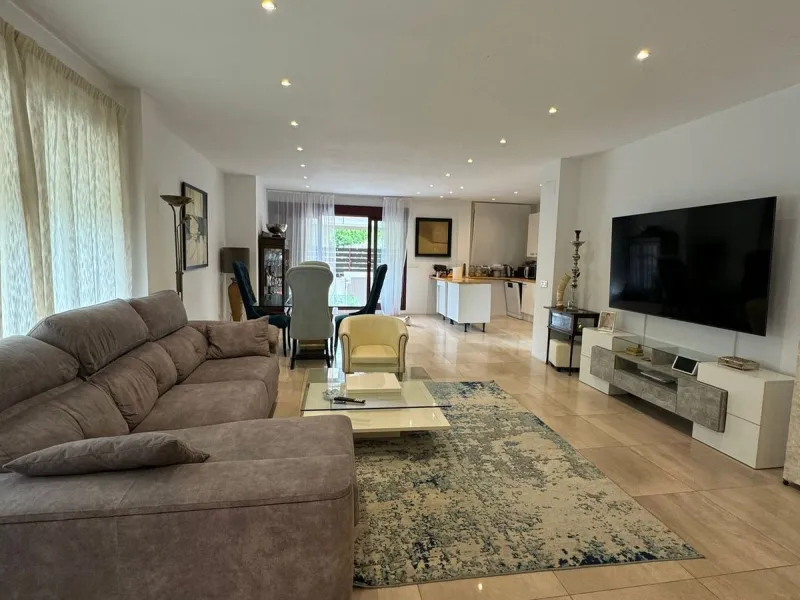 Discover this beautifully designed detached villa in the welcoming and well-appointed Parque Botánico Resort. Offering generous living spaces, private terraces, and access to outstanding community facilities, this home is perfect for those seeking both pr