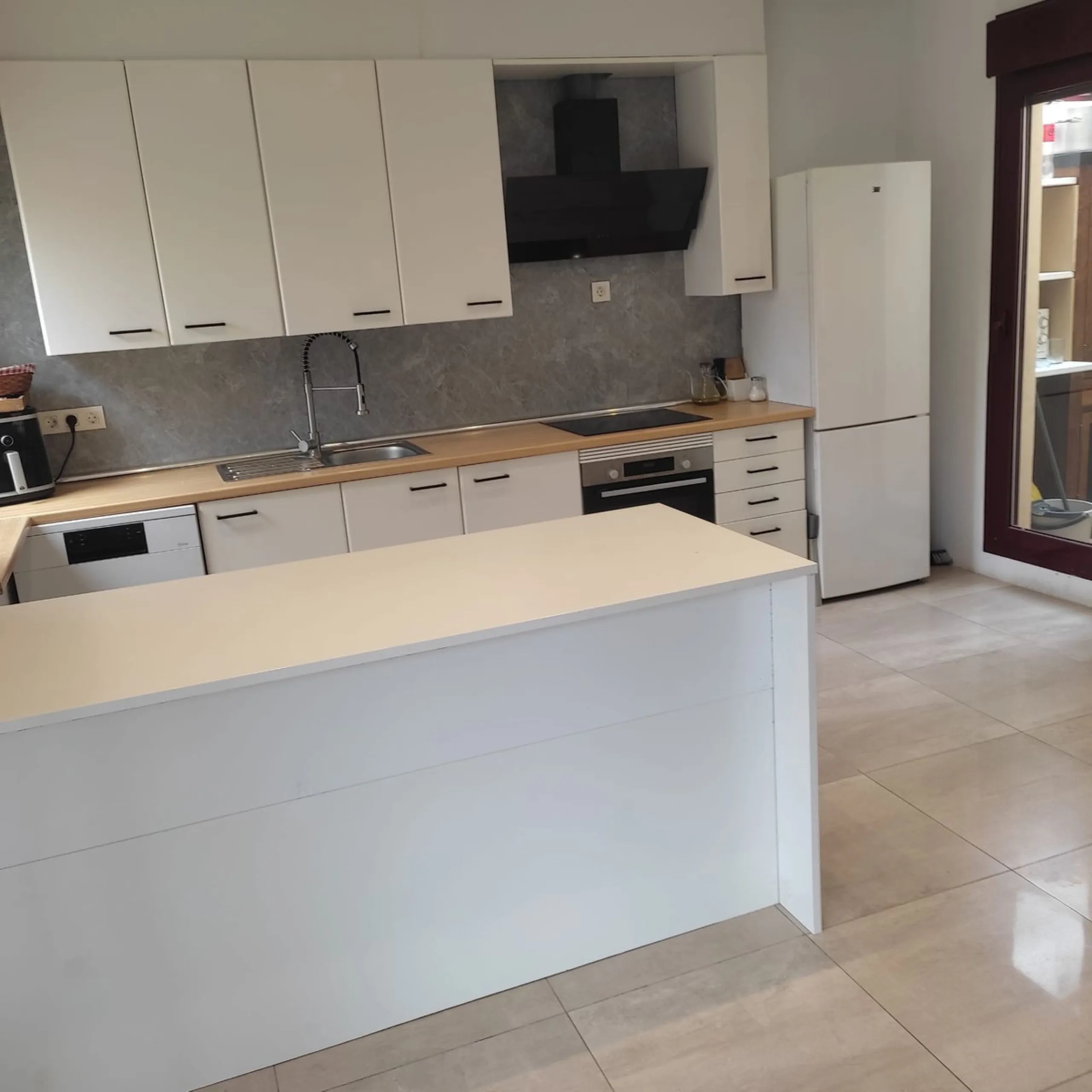 Discover this beautifully designed detached villa in the welcoming and well-appointed Parque Botánico Resort. Offering generous living spaces, private terraces, and access to outstanding community facilities, this home is perfect for those seeking both pr