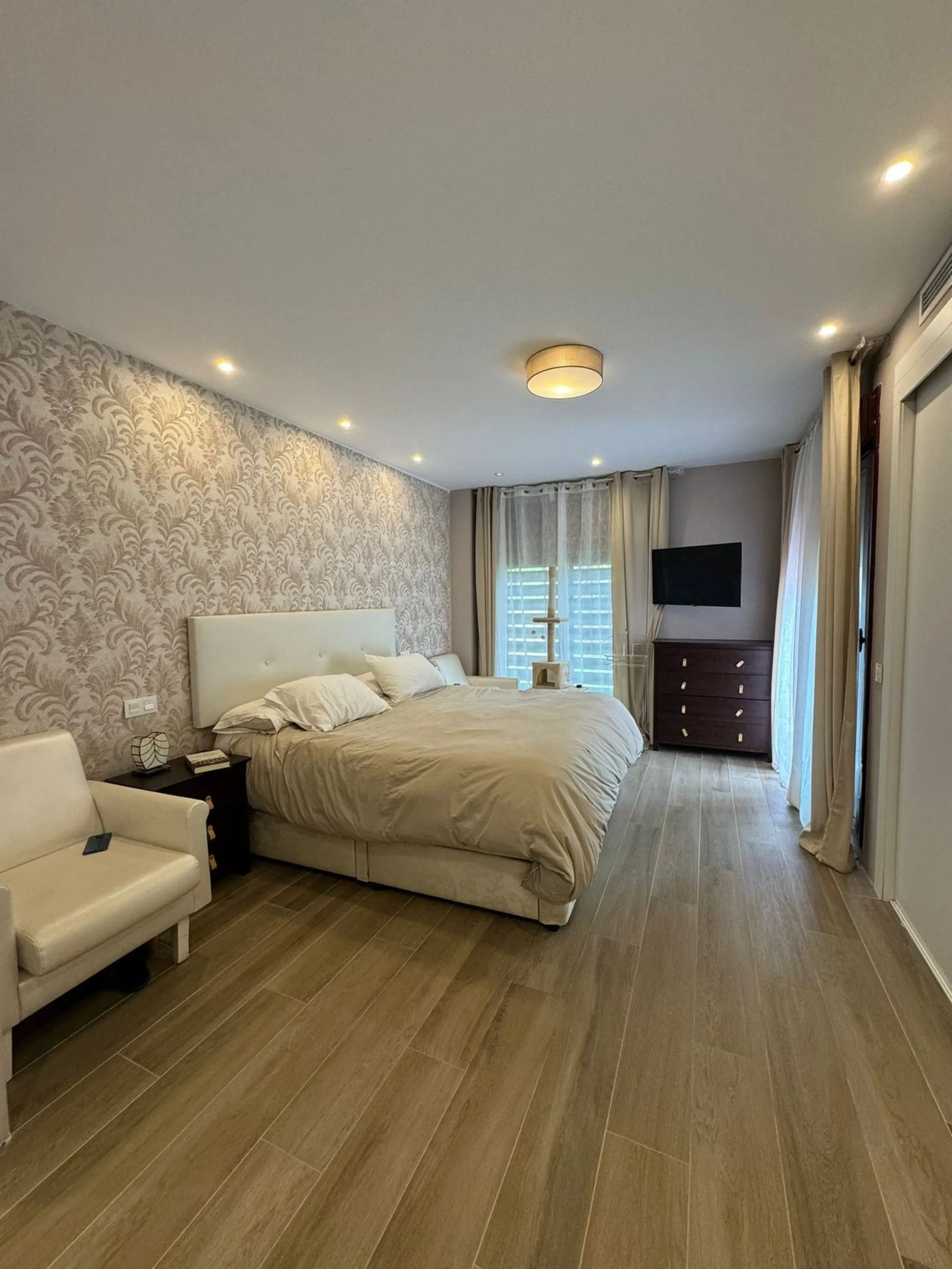 Discover this beautifully designed detached villa in the welcoming and well-appointed Parque Botánico Resort. Offering generous living spaces, private terraces, and access to outstanding community facilities, this home is perfect for those seeking both pr