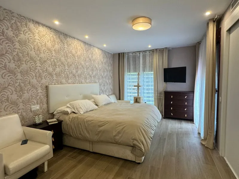 Discover this beautifully designed detached villa in the welcoming and well-appointed Parque Botánico Resort. Offering generous living spaces, private terraces, and access to outstanding community facilities, this home is perfect for those seeking both pr