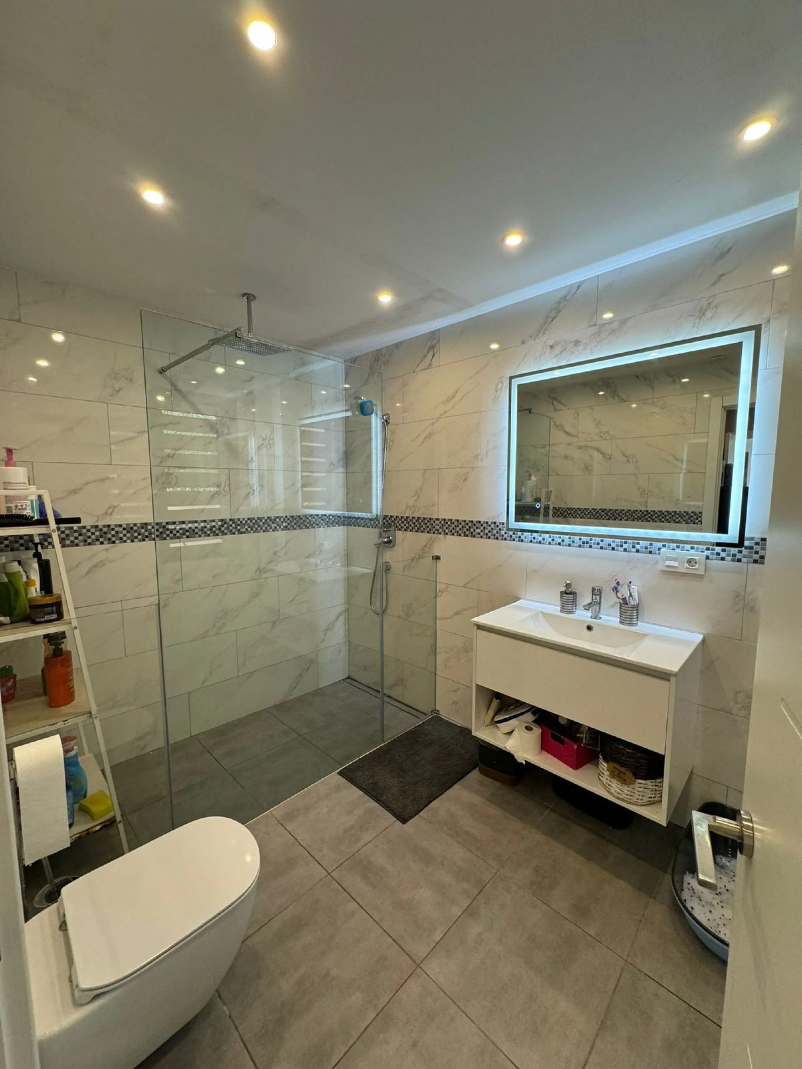 Discover this beautifully designed detached villa in the welcoming and well-appointed Parque Botánico Resort. Offering generous living spaces, private terraces, and access to outstanding community facilities, this home is perfect for those seeking both pr