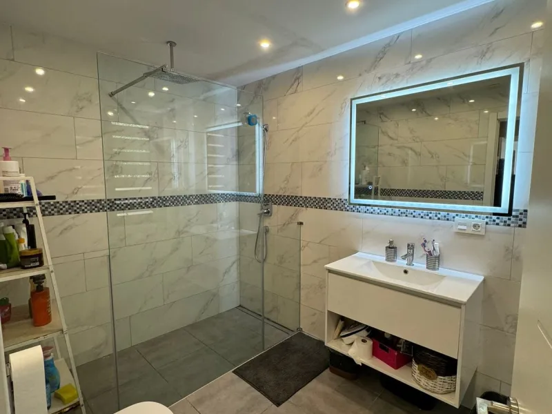 Discover this beautifully designed detached villa in the welcoming and well-appointed Parque Botánico Resort. Offering generous living spaces, private terraces, and access to outstanding community facilities, this home is perfect for those seeking both pr