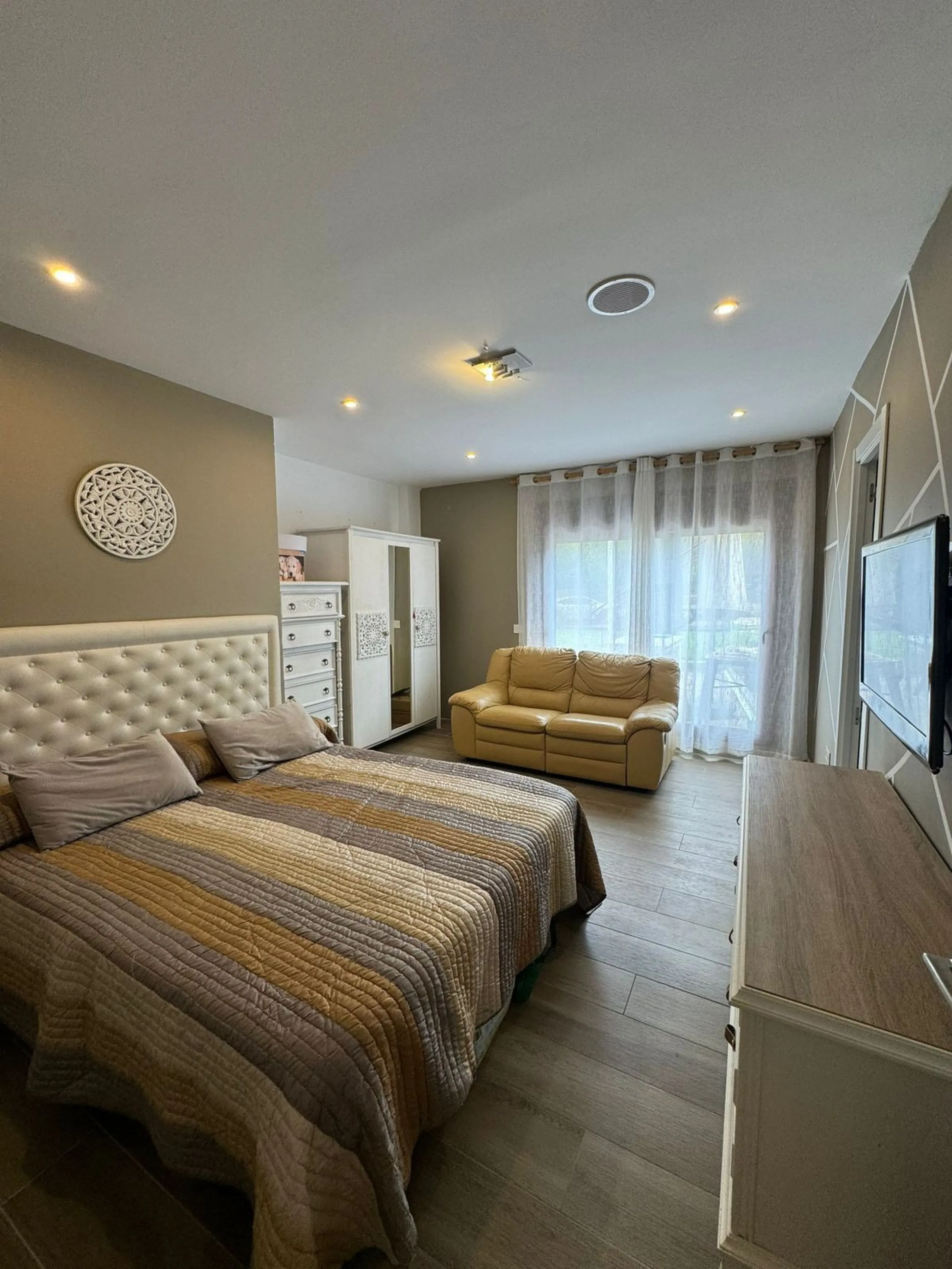 Discover this beautifully designed detached villa in the welcoming and well-appointed Parque Botánico Resort. Offering generous living spaces, private terraces, and access to outstanding community facilities, this home is perfect for those seeking both pr