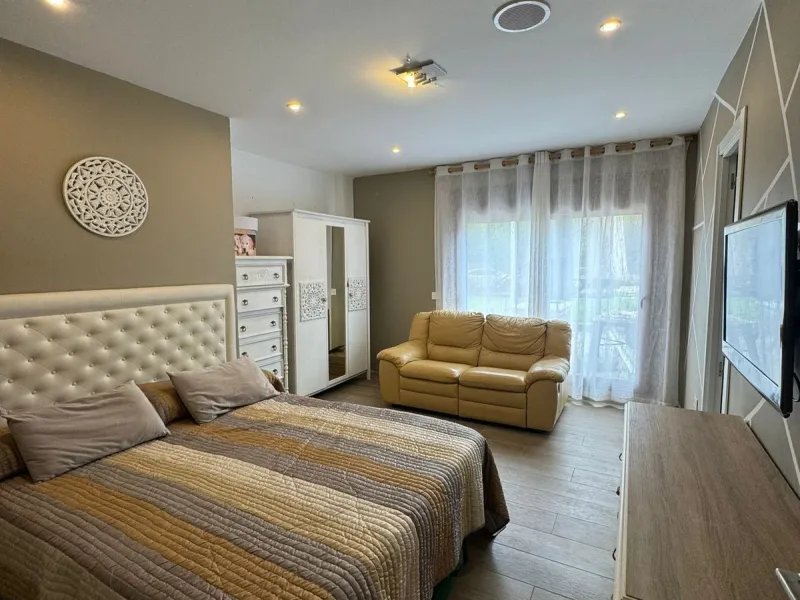 Discover this beautifully designed detached villa in the welcoming and well-appointed Parque Botánico Resort. Offering generous living spaces, private terraces, and access to outstanding community facilities, this home is perfect for those seeking both pr