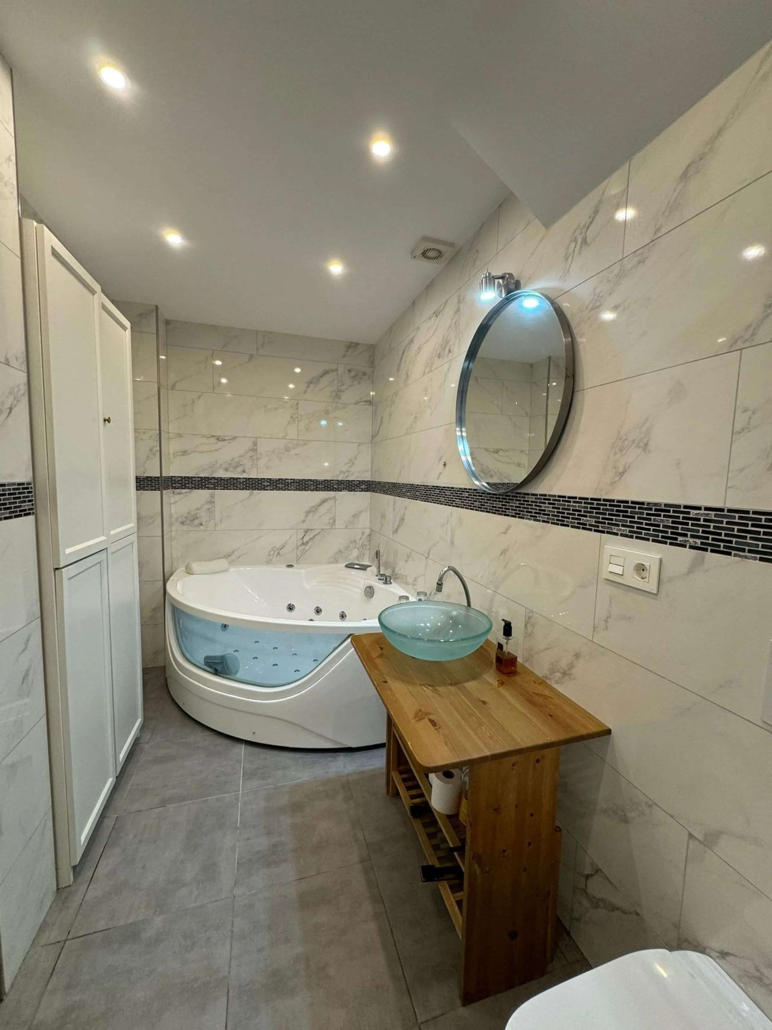 Discover this beautifully designed detached villa in the welcoming and well-appointed Parque Botánico Resort. Offering generous living spaces, private terraces, and access to outstanding community facilities, this home is perfect for those seeking both pr