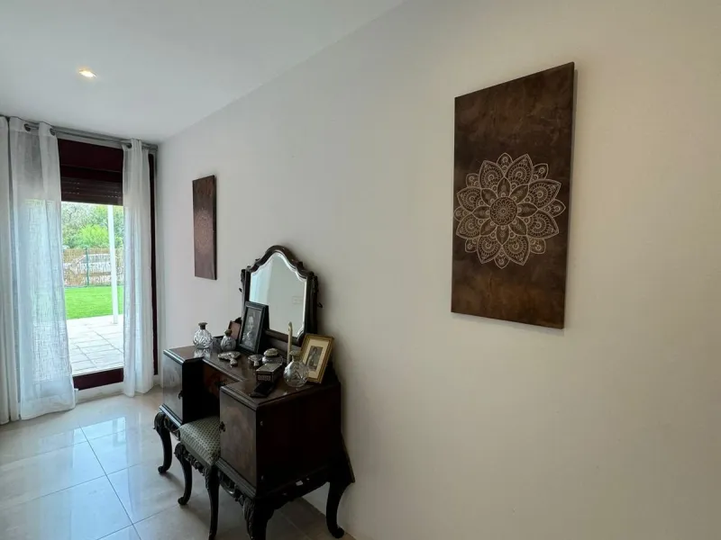 Discover this beautifully designed detached villa in the welcoming and well-appointed Parque Botánico Resort. Offering generous living spaces, private terraces, and access to outstanding community facilities, this home is perfect for those seeking both pr