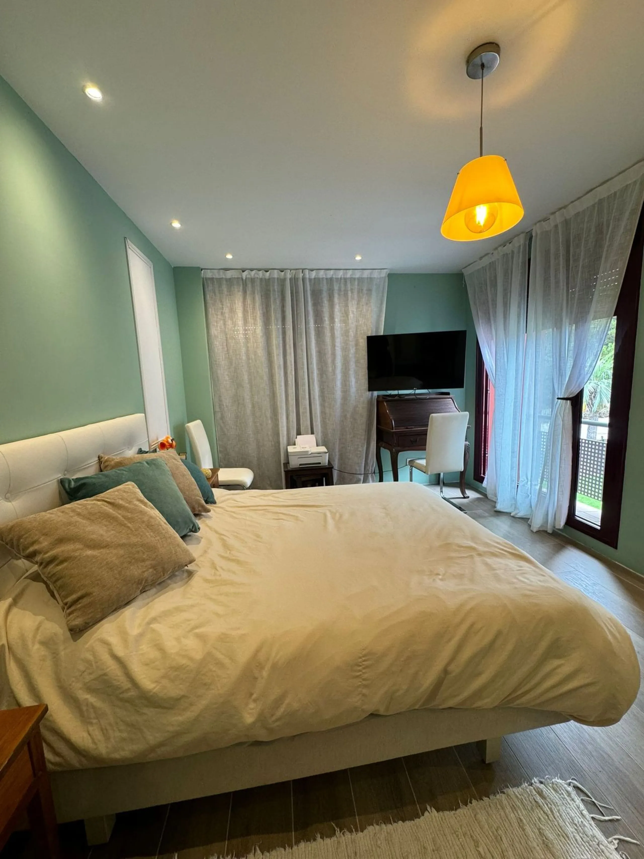 Discover this beautifully designed detached villa in the welcoming and well-appointed Parque Botánico Resort. Offering generous living spaces, private terraces, and access to outstanding community facilities, this home is perfect for those seeking both pr