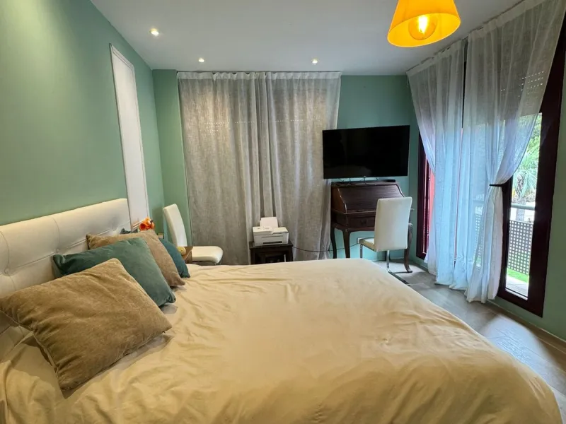 Discover this beautifully designed detached villa in the welcoming and well-appointed Parque Botánico Resort. Offering generous living spaces, private terraces, and access to outstanding community facilities, this home is perfect for those seeking both pr