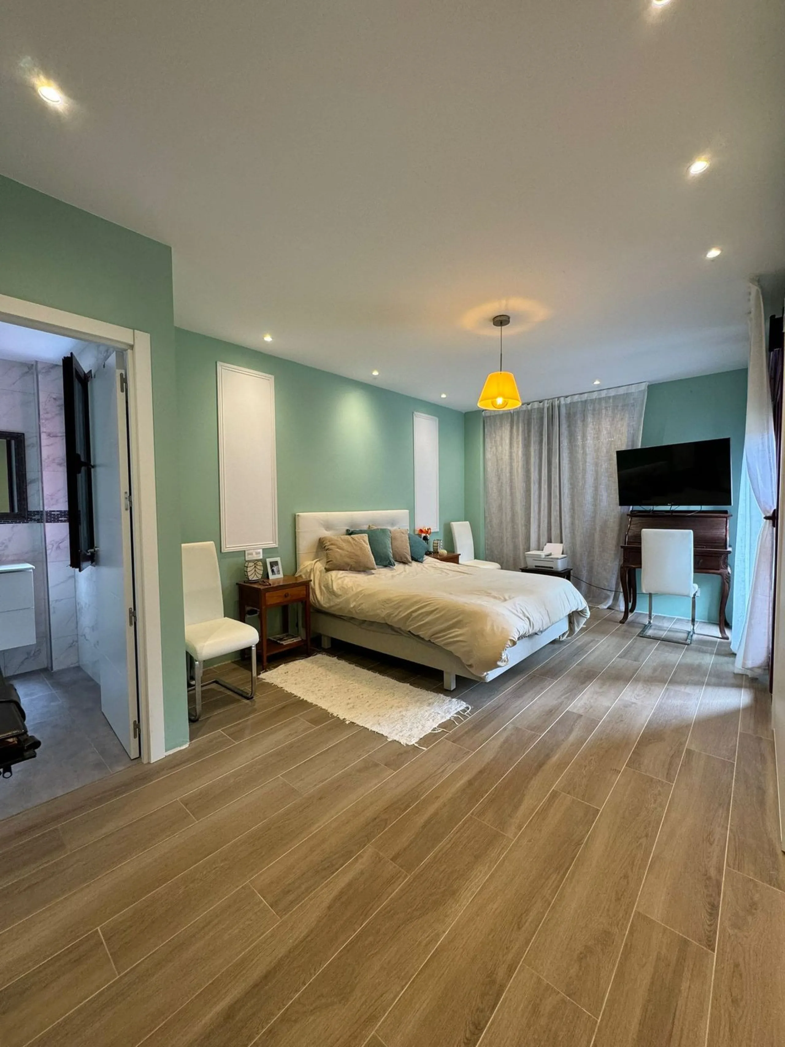 Discover this beautifully designed detached villa in the welcoming and well-appointed Parque Botánico Resort. Offering generous living spaces, private terraces, and access to outstanding community facilities, this home is perfect for those seeking both pr
