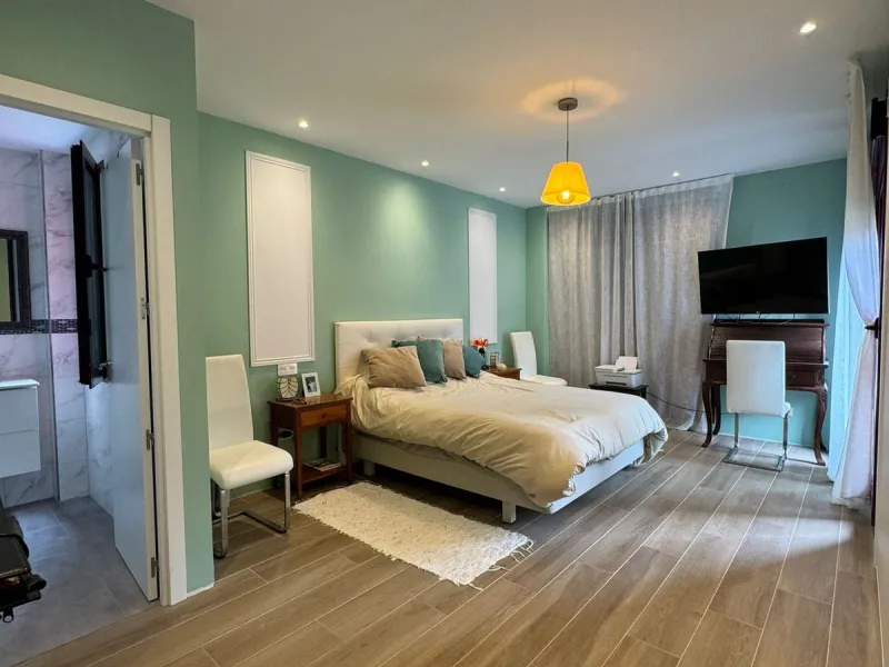 Discover this beautifully designed detached villa in the welcoming and well-appointed Parque Botánico Resort. Offering generous living spaces, private terraces, and access to outstanding community facilities, this home is perfect for those seeking both pr