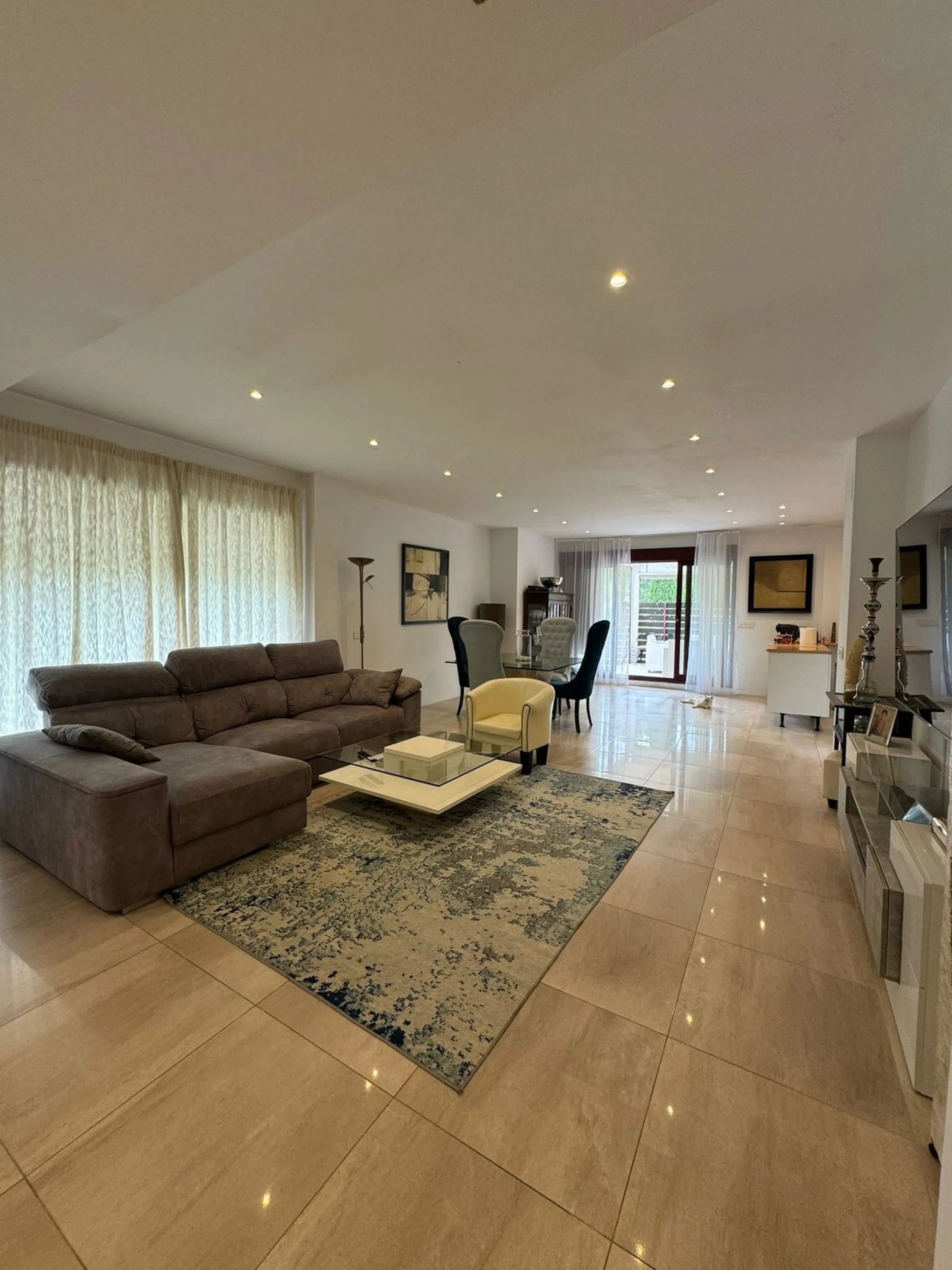 Discover this beautifully designed detached villa in the welcoming and well-appointed Parque Botánico Resort. Offering generous living spaces, private terraces, and access to outstanding community facilities, this home is perfect for those seeking both pr