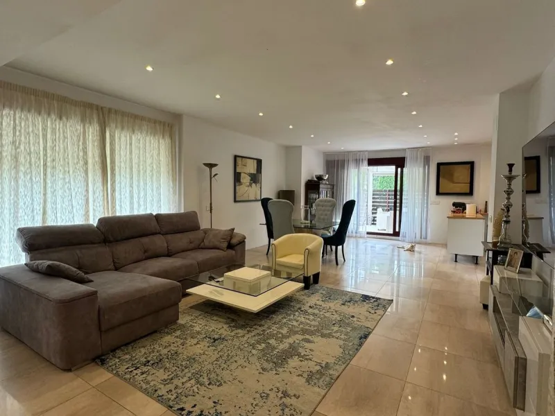 Discover this beautifully designed detached villa in the welcoming and well-appointed Parque Botánico Resort. Offering generous living spaces, private terraces, and access to outstanding community facilities, this home is perfect for those seeking both pr