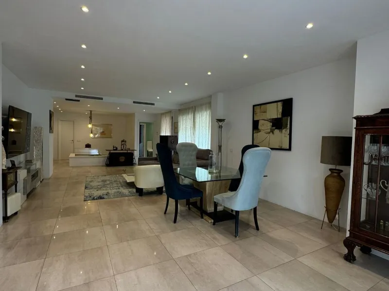Discover this beautifully designed detached villa in the welcoming and well-appointed Parque Botánico Resort. Offering generous living spaces, private terraces, and access to outstanding community facilities, this home is perfect for those seeking both pr