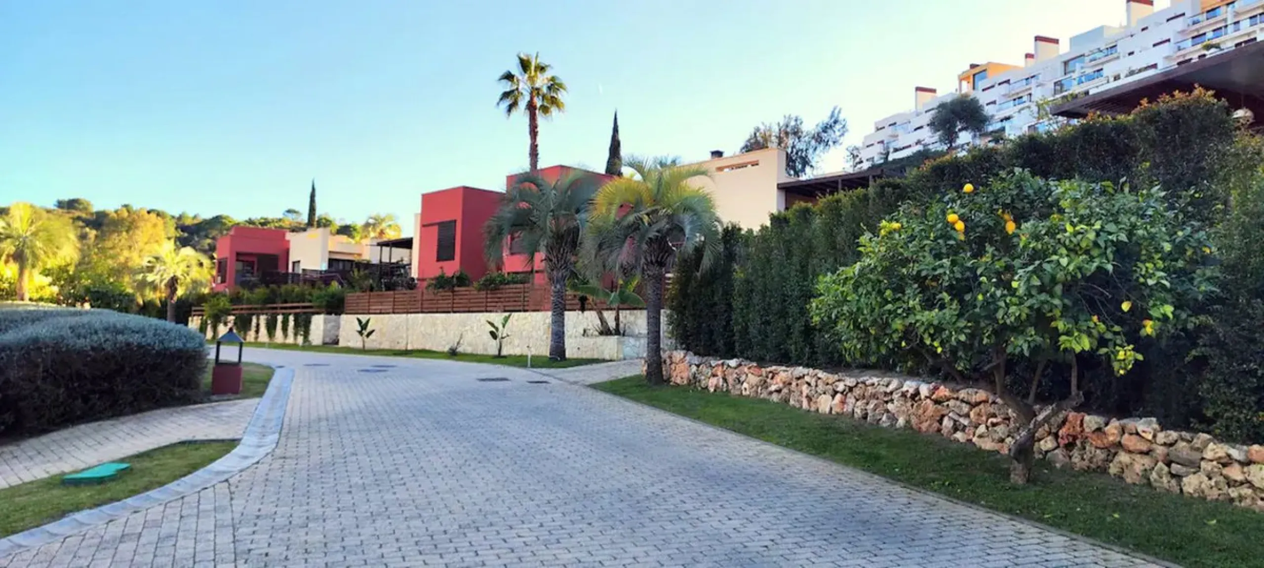 Discover this beautifully designed detached villa in the welcoming and well-appointed Parque Botánico Resort. Offering generous living spaces, private terraces, and access to outstanding community facilities, this home is perfect for those seeking both pr
