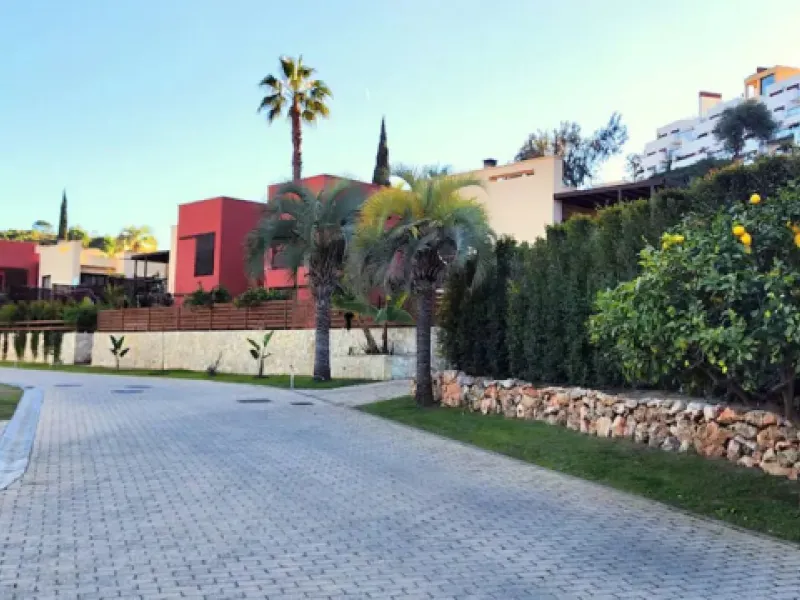 Discover this beautifully designed detached villa in the welcoming and well-appointed Parque Botánico Resort. Offering generous living spaces, private terraces, and access to outstanding community facilities, this home is perfect for those seeking both pr