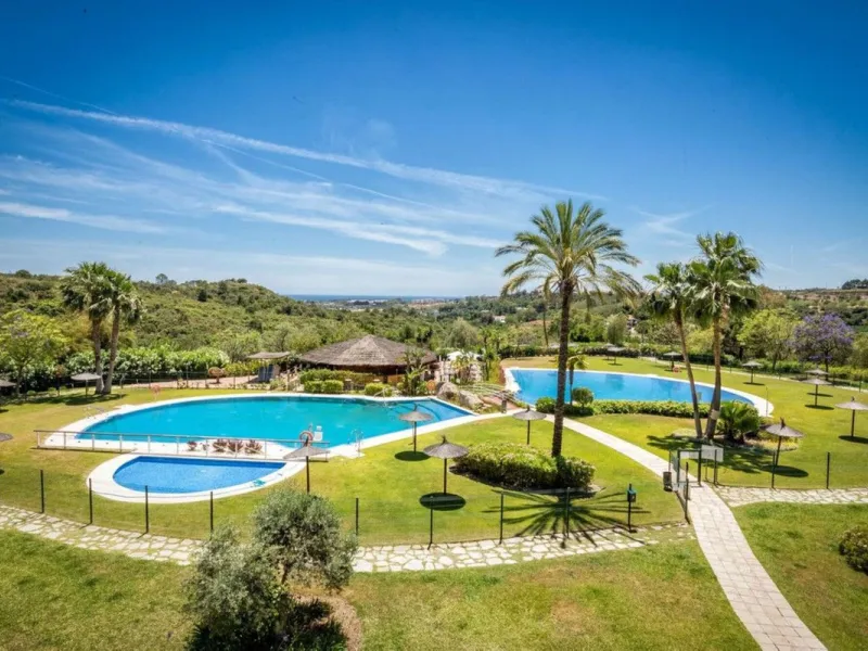 Discover this beautifully designed detached villa in the welcoming and well-appointed Parque Botánico Resort. Offering generous living spaces, private terraces, and access to outstanding community facilities, this home is perfect for those seeking both pr