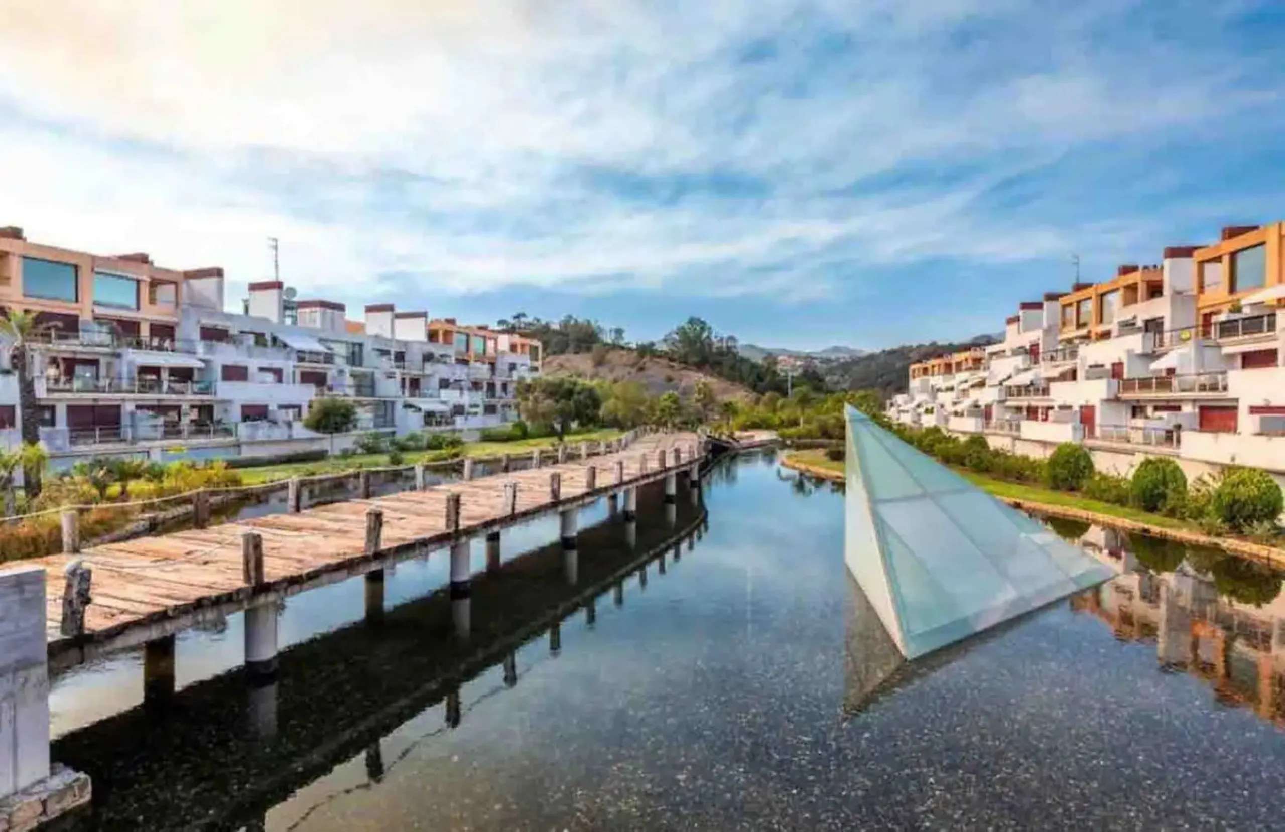 Discover this beautifully designed detached villa in the welcoming and well-appointed Parque Botánico Resort. Offering generous living spaces, private terraces, and access to outstanding community facilities, this home is perfect for those seeking both pr